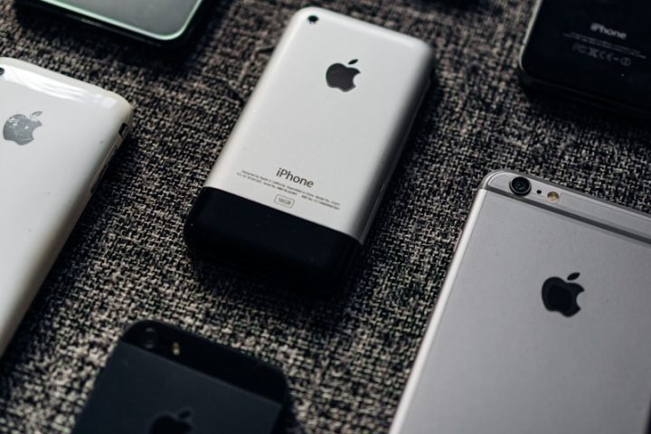 silver iphone 6 and space gray iphone 6