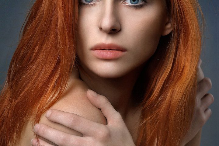 Vrouw die leave-in conditioner aanbrengt op vochtig haar